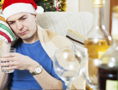 Χριστούγεννα, αλκοόλ και hangover- Συμβουλές για την επόμενη μέρα